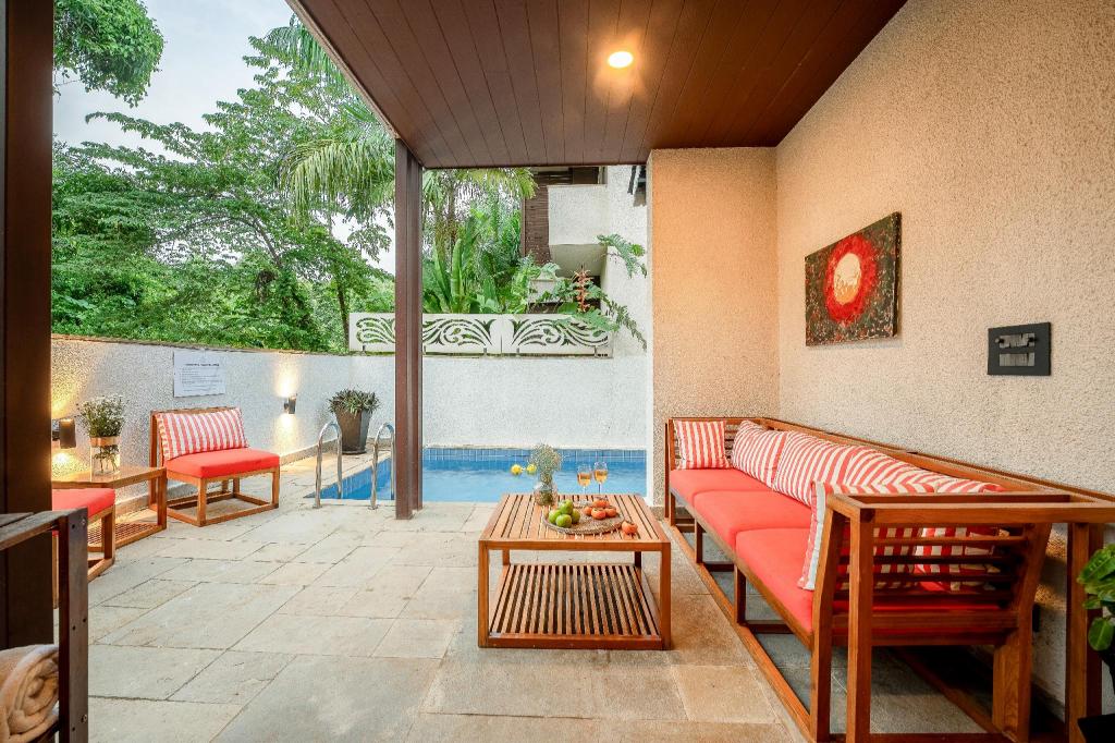 Amrao - A Lindsay Manor