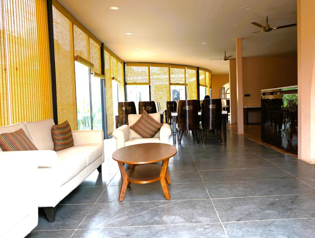 Foxoso Aaristo Baga Beach Resort