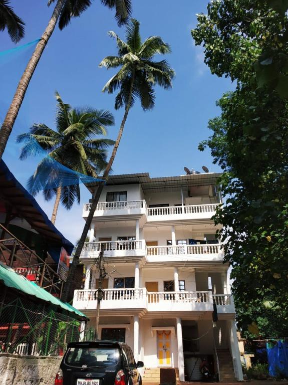White House Beach Apartments